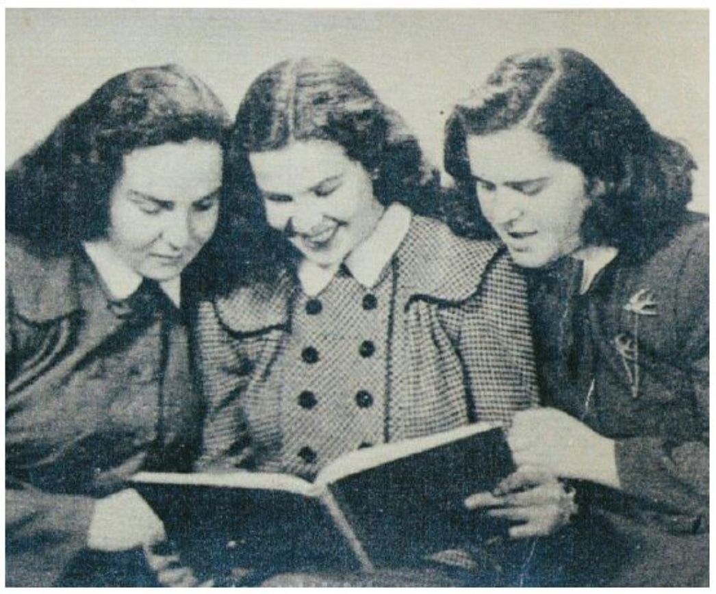 Rachel (links) mit ihren Schwestern Ester (rechts) und Sarah, die ebenfalls nach Duderstadt verschleppt wurden, in Budapest, Winter 1945/46.