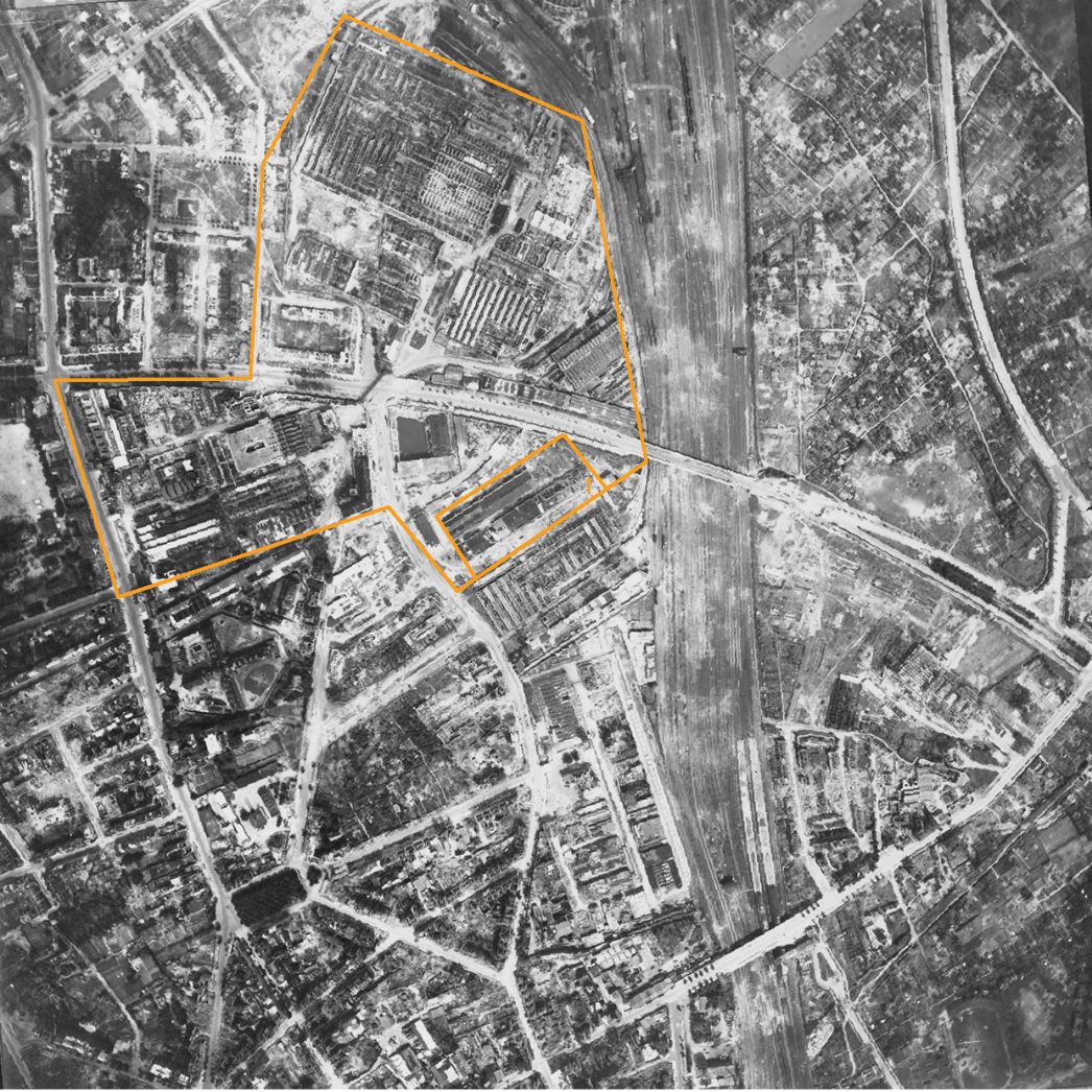 Der Düsseldorfer Stadtteil Derendorf. Aufnahme der alliierten Luftaufklärung, 8. Juni 1945. Markiert ist das Gelände der Rheinmetall-Borsig AG sowie das Areal (1), auf dem vermutlich die KZ-Häftlinge in einer der Fabrikhallen bis März 1945 untergebracht waren.