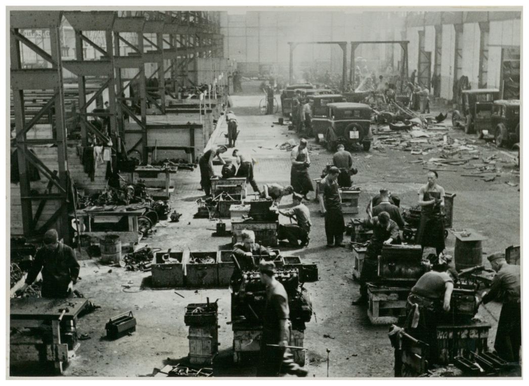 Kriegsgefangene in einer Halle des Leichtmetall-Presswerkes, wo später auch KZ-Häftlinge arbeiten mussten, vor 1943