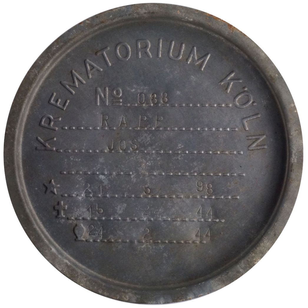 Deckel der Urne des am 15. Februar 1944 im Außenlager Düsseldorf-Flingern gestorbenen österreichischen Häftlings Josef Rapp. Sein Leichnam wurde im Krematorium in Köln eingeäschert und die Urne an das KZ Buchenwald geschickt, wo sie sich zum Zeitpunkt der Befreiung im April 1945 noch befand.