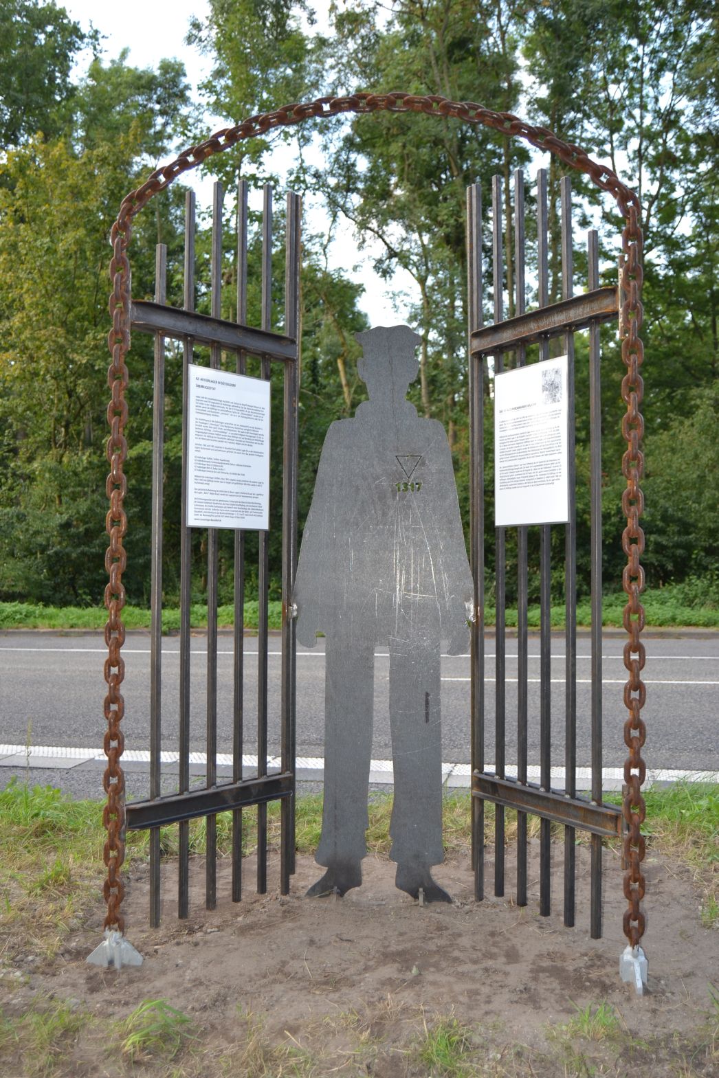 Erinnerungszeichen an der Kalkumer Schlossallee, 2017