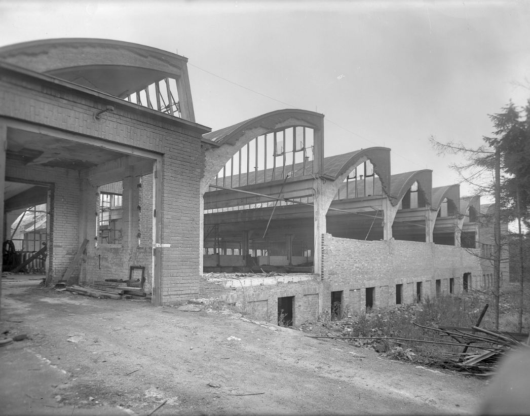 Einige der zerstörten Werkhallen des BMW-Flugmotorenwerks in Eisenach-Dürrerhof, 1947