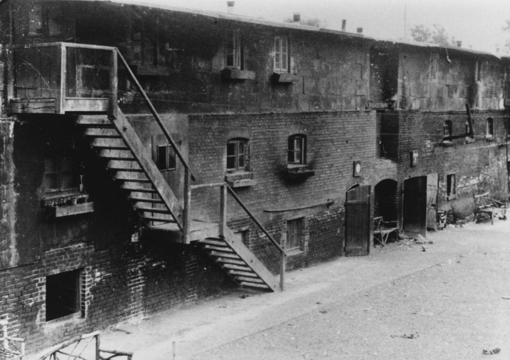 Eines der als Unterkünfte genutzten Gebäude der Gipsfabrik, 1946. Foto: Joseph Huybreghts