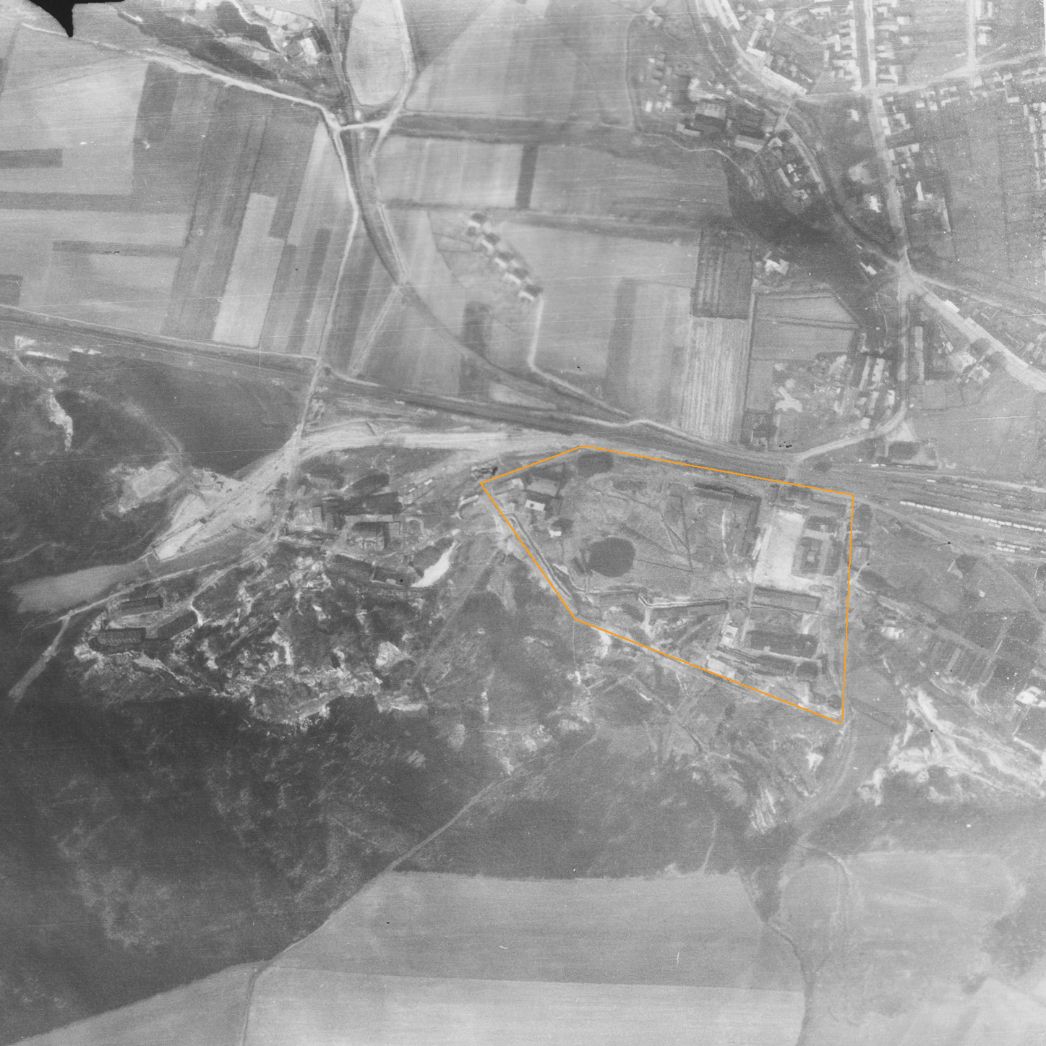 Der südliche Randbereich der Stadt Ellrich. Aufnahme der alliierten Luftaufklärung, 8. April 1945. Markiert ist das weitläufige Gelände des KZ Außenlagers mit ganz unterschiedlichen Gebäuden. Links neben dem Lager befanden sich Unterkünfte der SS-Wachmannschaften. Rechts neben dem Lager lag der Bahnhof von Ellrich.