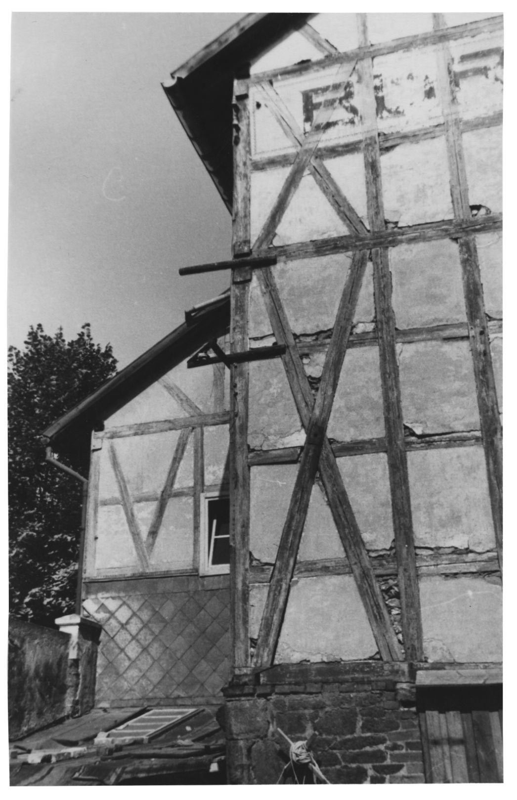 Teilansicht des Hauptgebäudes, 1958. An der Fassade sind noch Überreste der Beschriftung „Bürgergarten“ und darunter die Befestigung für einen Scheinwerfer zu sehen.