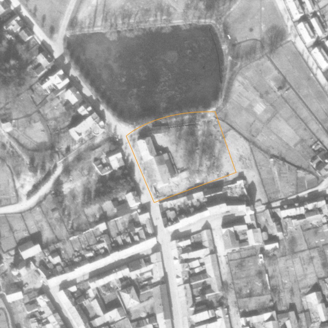 Vergrößerter Ausschnitt der Aufnahme der alliierten Luftaufklärung vom 22. März 1945. Markiert ist das Lagerareal auf dem Gelände der Gaststätte „Bürgergarten. 