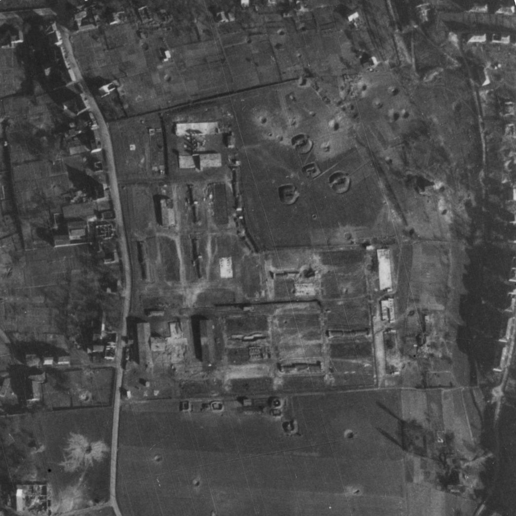 Vergrößerter Ausschnitt der Aufnahme der alliiierten Luftaufklärung vom 23. März 1945. Zu sehen ist das zerstörte Lagergelände. Die KZ-Häftlinge waren im westlichen Teil des Lagers untergebracht.