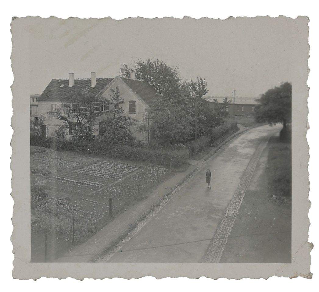Wohnhaus in der Humboldtstraße, 1943/44. Im Hintergrund ist eine Baracke aus dem Lager an der Humboldtstraße zu sehen.