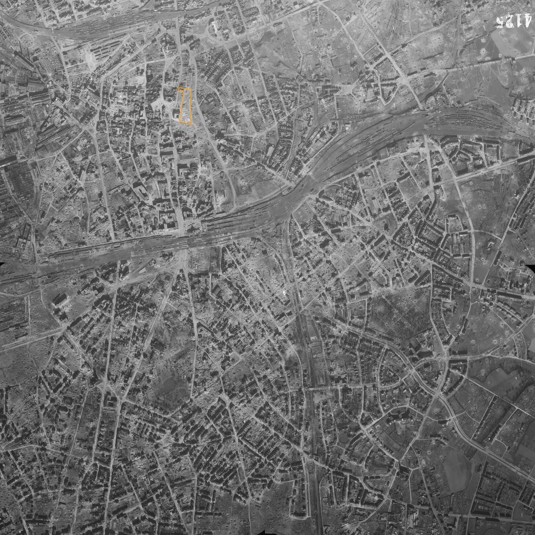 Die Innenstadt von Essen. Aufnahme der alliierten Luftaufklärung, 23. März 1945. Markiert ist das Areal, auf dem die Häftlinge untergebracht waren und arbeiten mussten. 