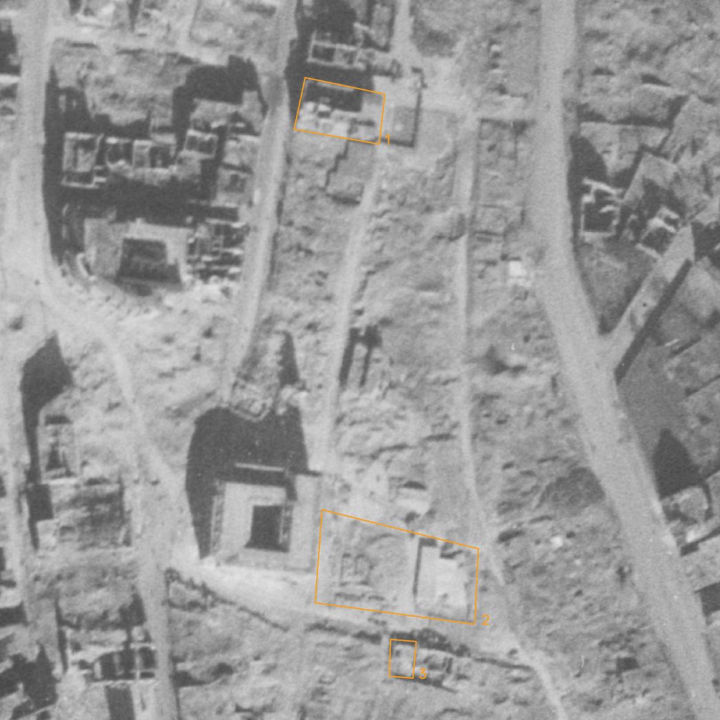 Vergrößerter Ausschnitt der Aufnahme der alliierten Luftaufklärung vom 23. März 1945. Markiert sind die beiden Gebäude in der damaligen Adolf-Hitler-Straße und Königstraße, die als Unterkünfte dienten (1), der Arbeitsbereich der Häftlinge, wo zwei Baracken standen (2), sowie die Überreste des Gebäudes Schwarze Poth 13, in das die SS-Lagerleitung einzog.