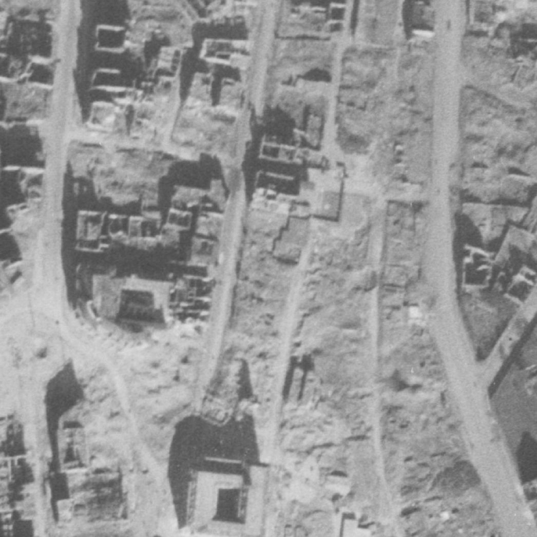 Vergrößerter Ausschnitt der Aufnahme der alliierten Luftaufklärung vom 23. März 1945. Zu sehen ist das Areal zwischen damaliger Adolf-Hitler-Straße und der parallel verlaufenden Königstraße, auf dem die Häftlinge untergebracht waren.