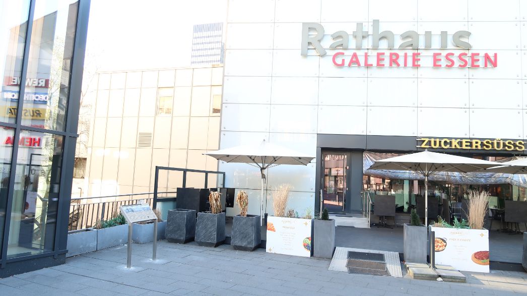 Die Hinweistafel vor dem Eingang zur Rathausgalerie, April 2026