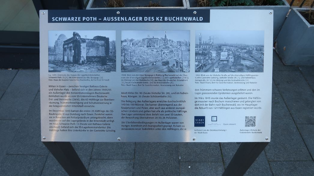 Die Hinweistafel vor dem Eingang zur Rathausgalerie, April 2026