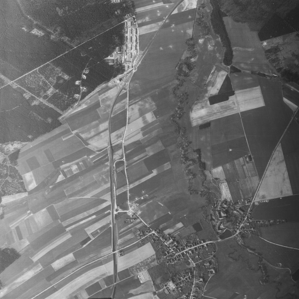 Die Ortschaft Flößberg (unten) und das Werksareal der HASAG mit dem angrenzenden Häftlingslager. Aufnahme der alliierten Luftaufklärung, 10. April 1945