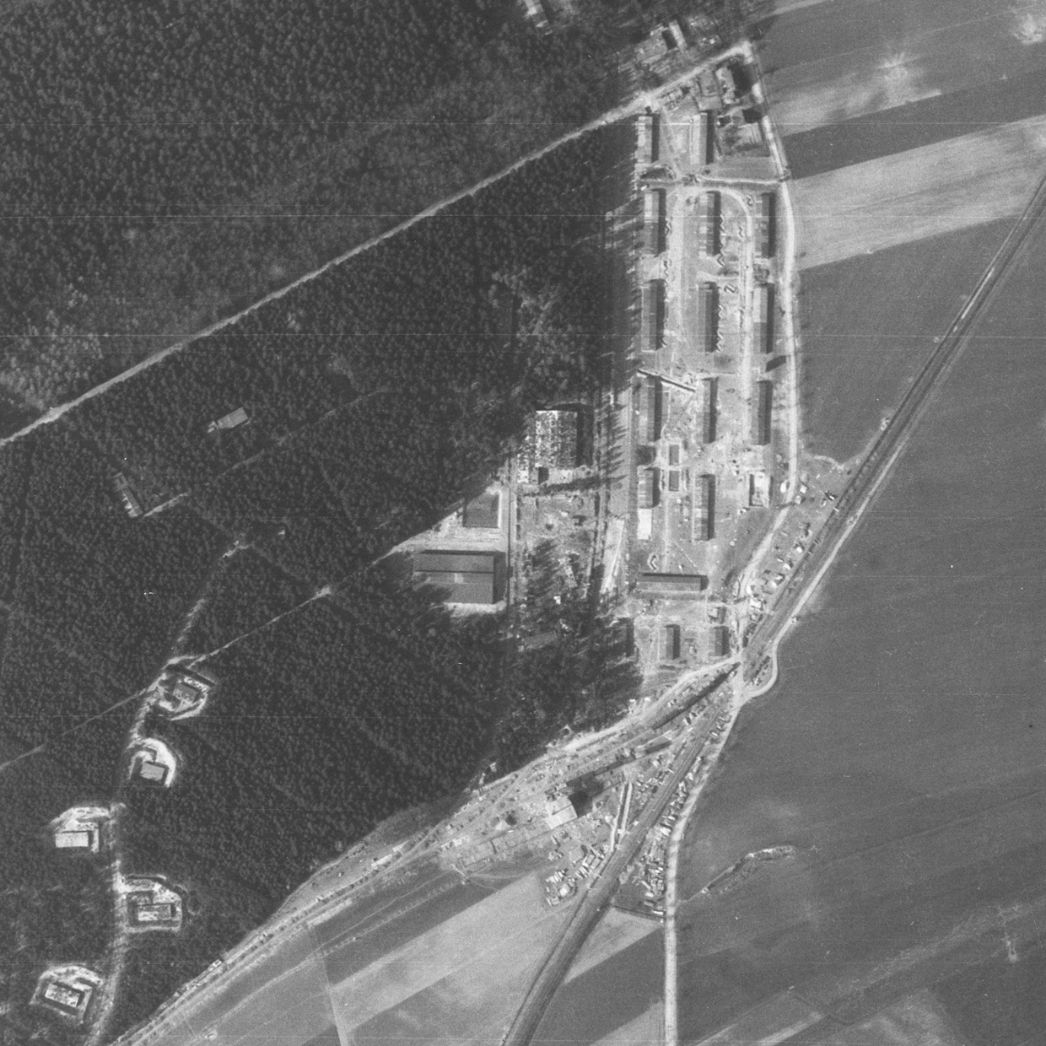 Vergrößerter Ausschnitt der Aufnahme der alliierten Luftaufklärung vom 10. April 1945. Rechts oben im Bild die Baracken des Häftlingslagers. Daneben und im Wald die Produktionsstätten der HASAG sowie unterhalb des Lagers der Gleisanschluss.