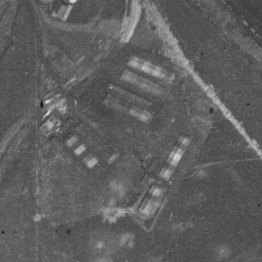 Vergrößerter Ausschnitt der Aufnahme der alliierten Luftaufklärung vom 21. Juli 1944. Zu sehen sind die getarnten Armeezelte, die als Häftlingsunterkünfte dienten.