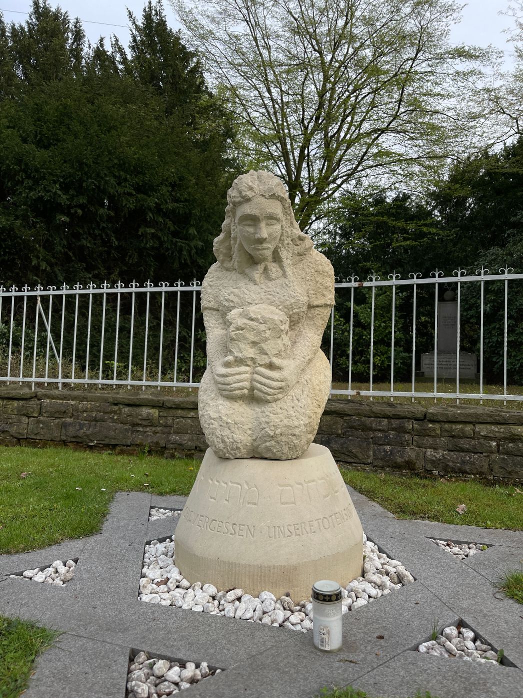 Skulptur der Schüler des Hans-Schwier-Berufskollegs, die seit 2018 auf dem Friedhof Horst-Süd an die bei dem Bombenangriff im September 1944 getöteten Häftlingsfrauen erinnert.