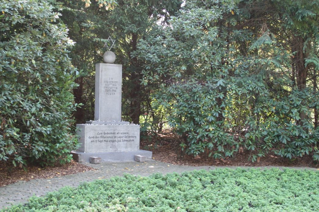 Gedenkstein für die bei dem Bombenangriff vom September 1944 getöteten Häftlingsfrauen auf dem Friedhof Horst-Süd, 2018. Foto: Stefan Schmidt