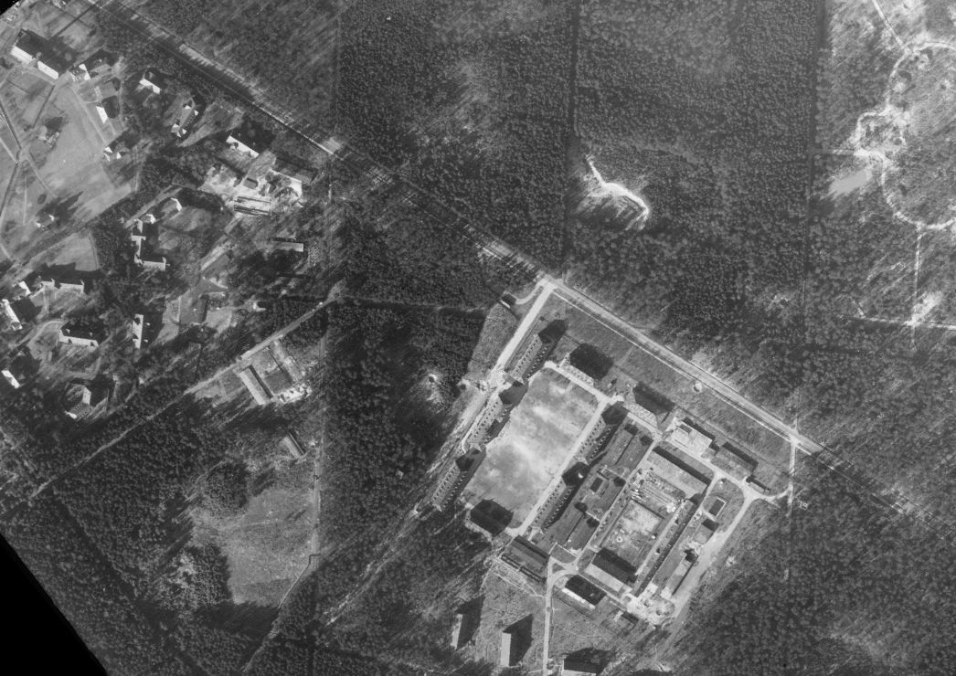 Die damalige Verdun-Kaserne (rechts) und daneben das Gelände der Heil- und Pflegeanstalt Gießen (links). Aufnahme der alliierten Luftaufklärung (Ausschnitt), 15. März 1945.