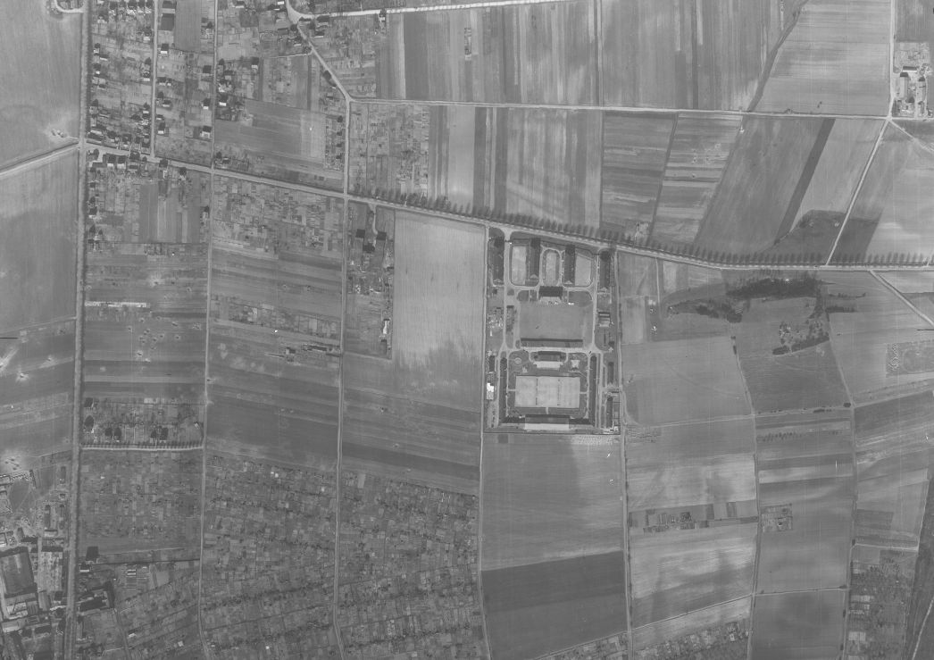 Der von landwirtschaftlichen Nutzflächen umgebene Kasernenkomplex an der Lutterstraße. Aufnahme der alliierten Luftaufklärung, 23. März 1945