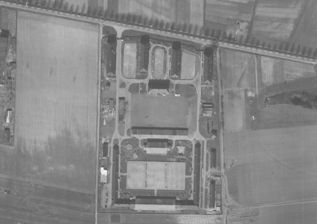 Vergrößerter Ausschnitt des Kasernenkomplexes. Aufnahme der alliierten Luftaufklärung, 23. März 1945