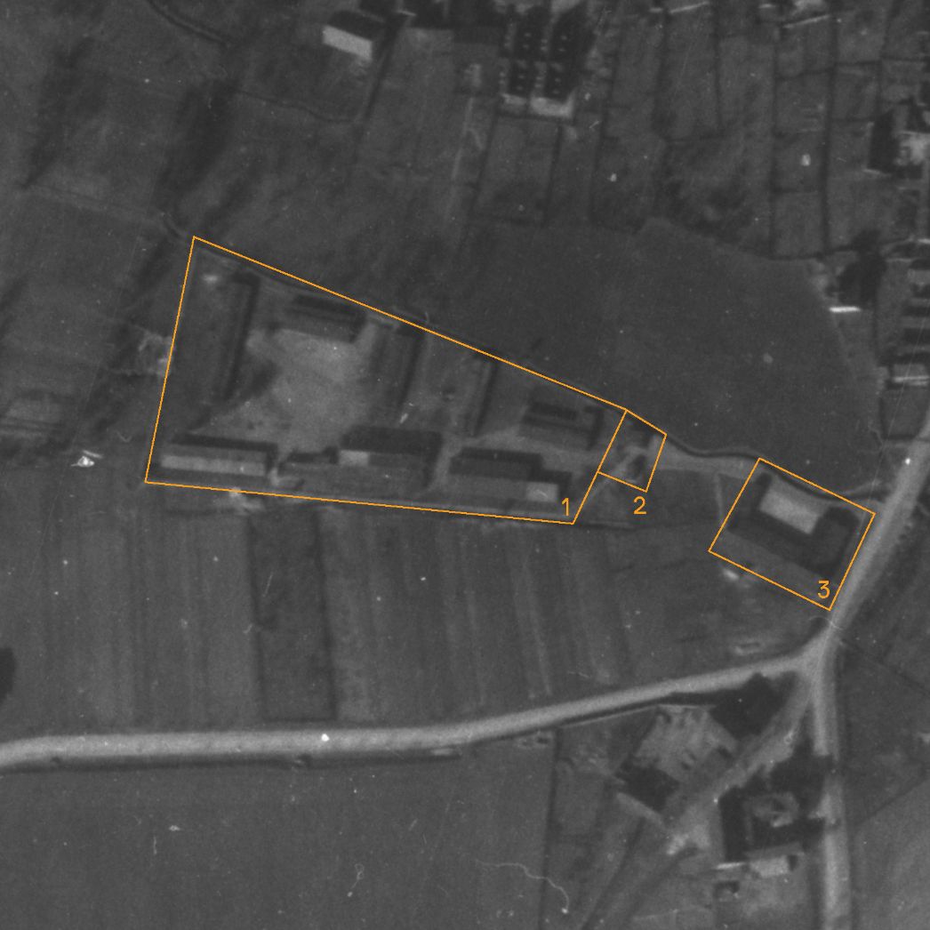 Vergrößerter Ausschnitt der Aufnahme der alliierten Luftaufklärung vom 22. März 1945. Markiert sind das Häftlingslager mit dem Appellplatz in der Mitte (1), die Wachposten am Lagereingang (2) und die Unterkunft der Wachmannschaft (3).
