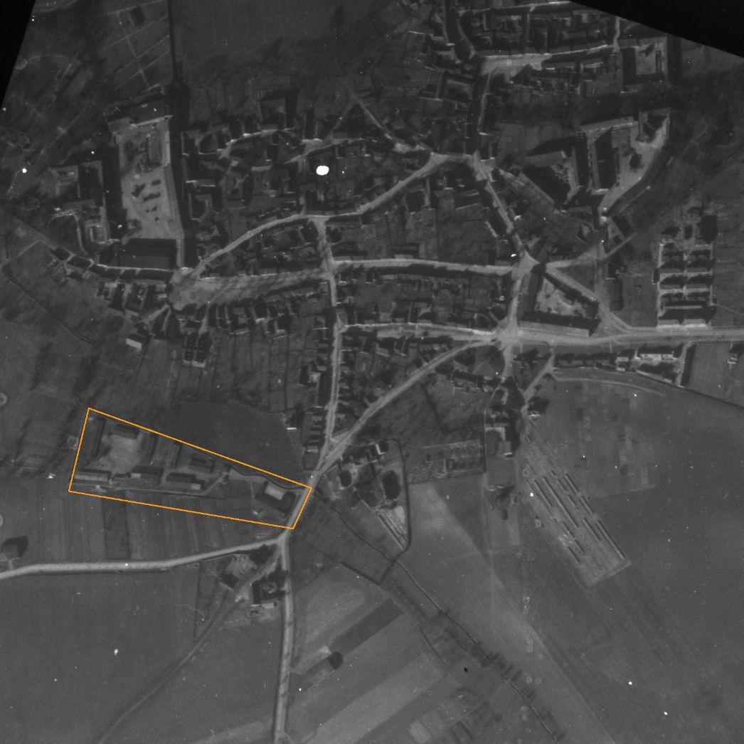 Hadmersleben. Aufnahme der alliierten Luftaufklärung, 22. März 1945 (Ausschnitt). Markiert ist das Barackenlager am südwestlichen Rand des Zentrums. In ihm waren die Häftlinge ab September 1944 untergebracht.