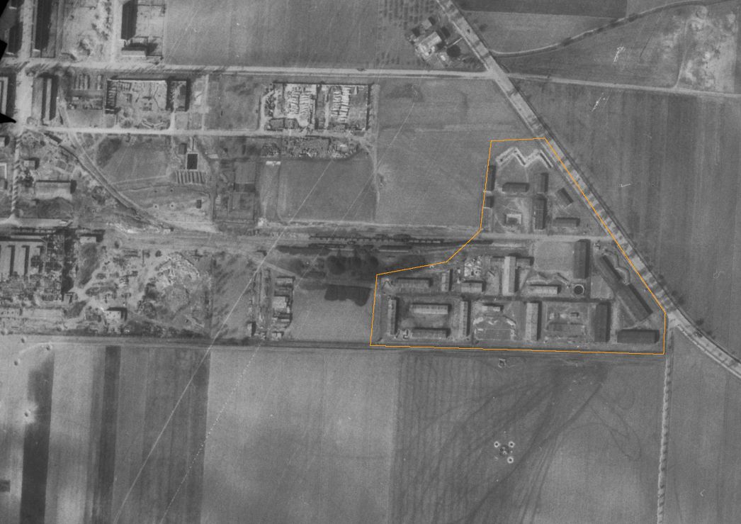 Der südöstliche Stadtrand von Halberstadt. Aufnahme der alliierten Luftaufklärung, 10. April 1945. Markiert ist das Gelände des Barackenlagers. In welchen dieser Baracken die Häftlinge genau untergebracht waren, ist nicht bekannt. (Ausschnitt)