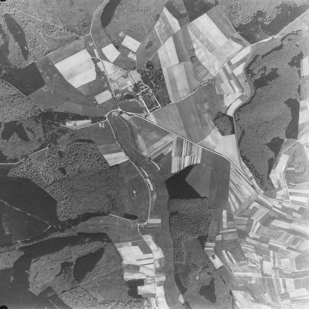 Die ehemalige Zisterzienserabtei in Hardehausen (oben Mitte). Aufnahme der alliierten Luftaufklärung, 13. Mai 1944