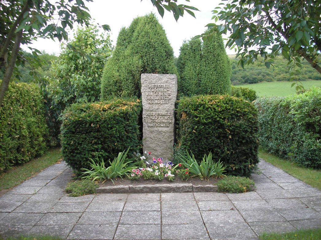 Gedenkstein für 27 ermordete KZ-Häftlinge auf dem Friedhof in Harzungen, 2006
