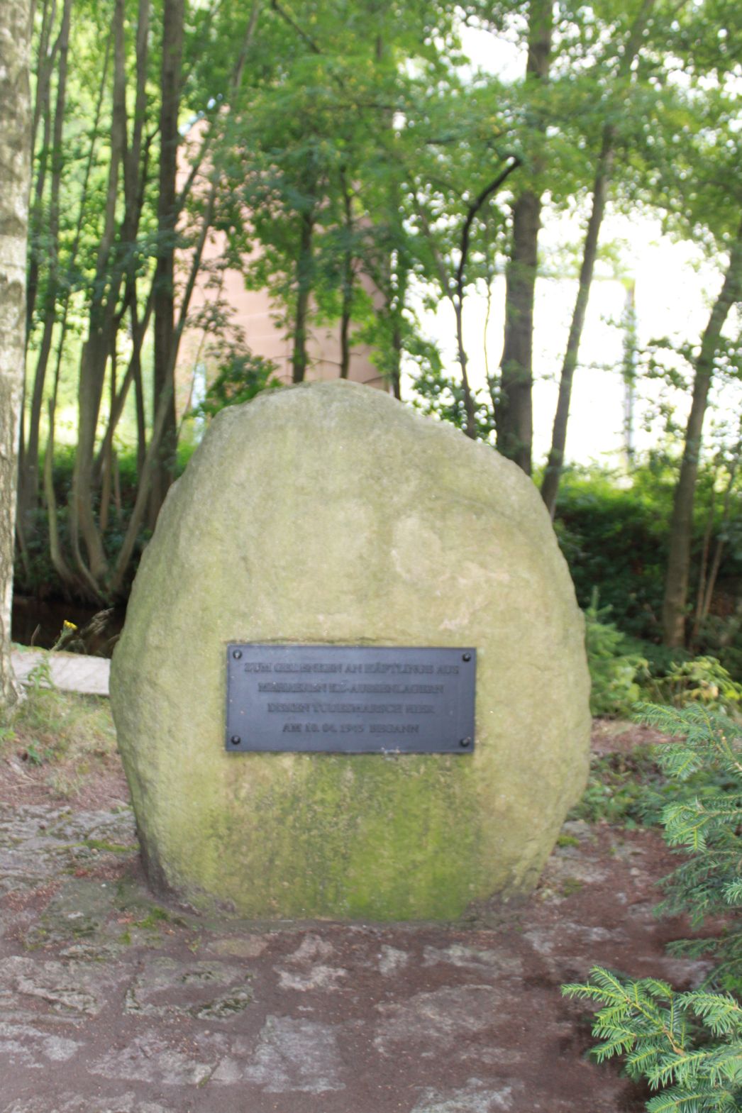 Gedenkstein zur Erinnerung an den Todesmarsch ab Hasserode, 2024. Die Inschrift lautet: Zum Gedenken an Häftlinge aus mehreren KZ-Außenlagern deren Todesmarsch hier am 10.04.1945 begann. Foto: Matthias Meißner