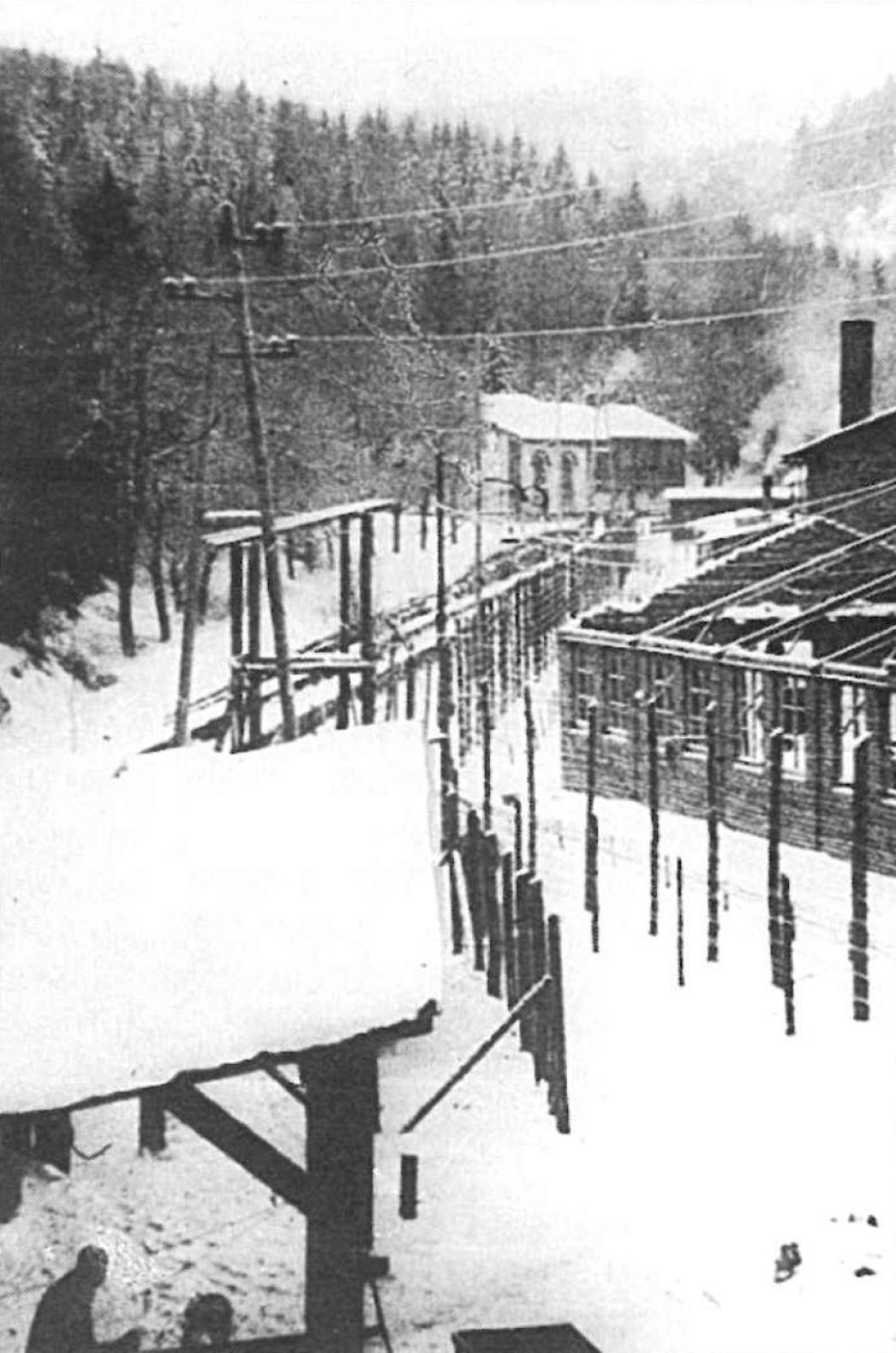 Mit Stacheldraht umzäuntes Werks- und Lagergelände der Wernig-Werke Hasserode, circa 1945.