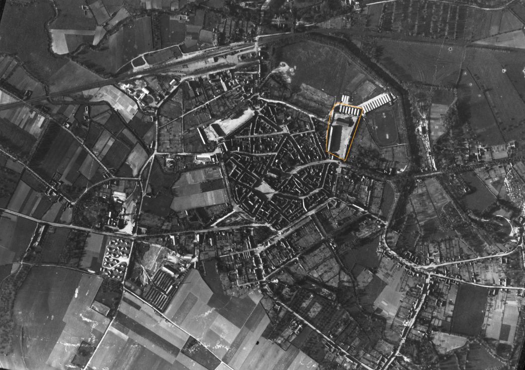 Die Stadt Hesdin. Aufnahme der alliierten Luftaufklärung, 2. Mai 1944. Markiert ist die Kaserne „La Frézelière“.