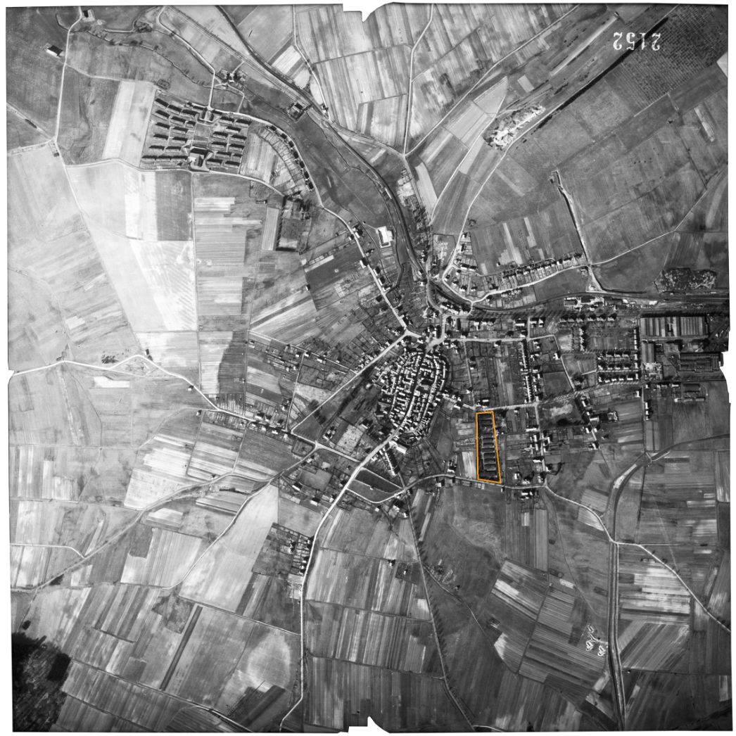 Die Stadt Hessisch Lichtenau. Aufnahme der alliierten Luftaufklärung, 22. März 1945. Das Barackenlager (markiert) befindet sich in der Bildmitte am südlichen Stadtrand von Hessisch Lichtenau.