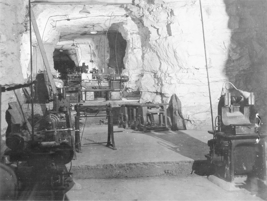Arbeitsstätte in einer der unterirdischen Produktionsanlagen, 9. April 1945