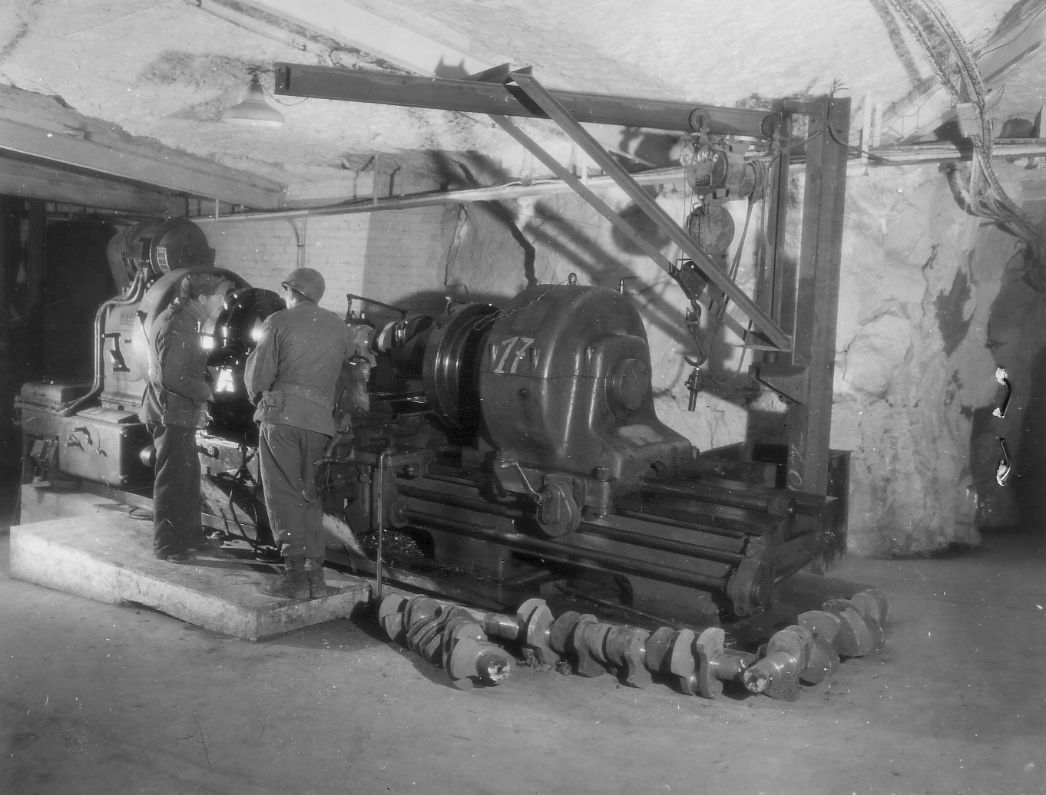 Amerikanische Soldaten in einer der unterirdischen Produktionsanlagen, 9. April 1945