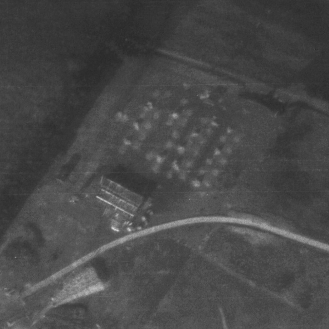 Das Areal des Zeltlagers. Vergrößerter Ausschnitt der Aufnahme der alliierten Luftaufklärung vom 22. Februar 1945