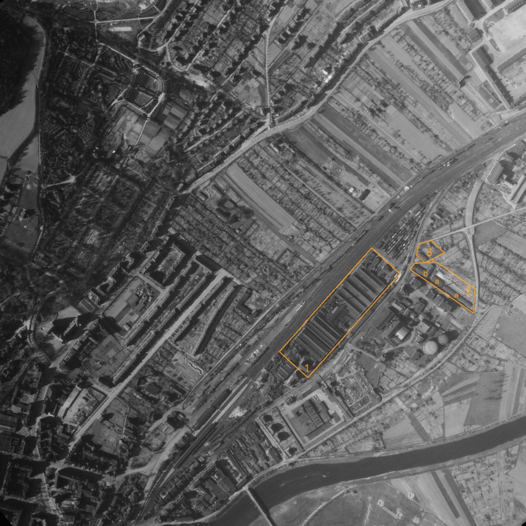 Luftbild von Jena-Nord mit Reichsbahnausbesserungswerk und Lagergelände. Aufnahme der alliierten Luftaufklärung, 8. April 1945