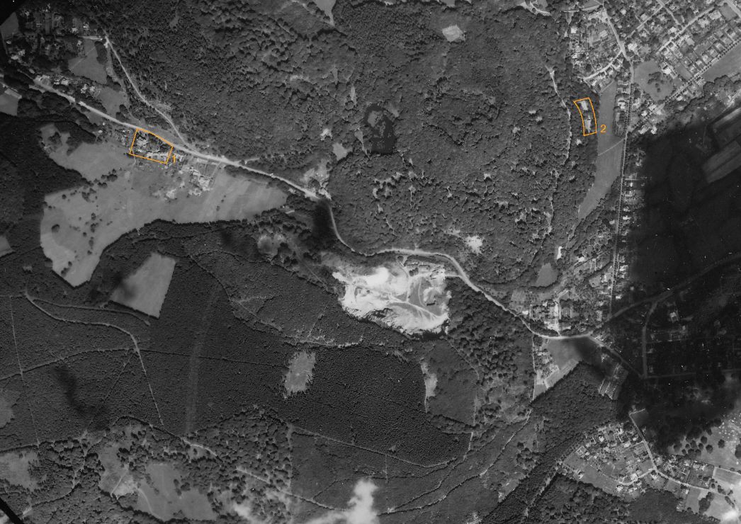 Teile von Kassel-Wilhelmshöhe. Aufnahme der alliierten Luftaufklärung, 4. August 1944 (Ausschnitt). Markiert ist das Gelände im Druseltal, wo die Häftlinge untergebracht waren (1), sowie zwei der von Häftlingen errichteten Gebäude am Panoramaweg (2).