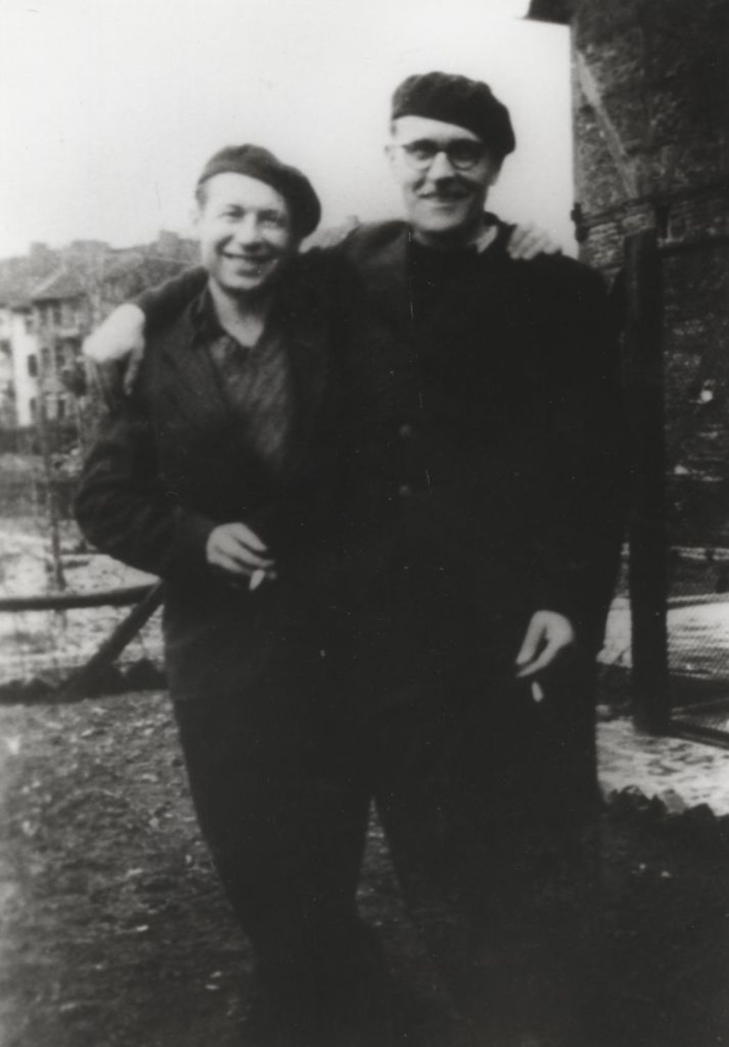 Der Lagerälteste Josef Schuhbauer (rechts) und der als Vorarbeiter eingesetzte kommunistische Häftling Kurt Ködderitzsch im Außenlager Kassel-Druseltal, 1944. Das Foto wurde vom deutschen Häftling Georg Merle aufgenommen. 