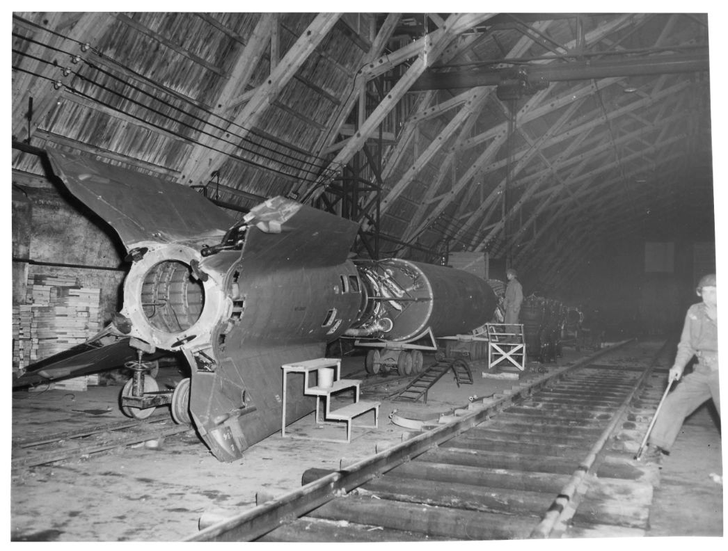 Amerikanische Soldaten inspizieren das Raketen-Reparaturwerk in Kleinbodungen, 21. April 1945. Foto: Harold Siegman