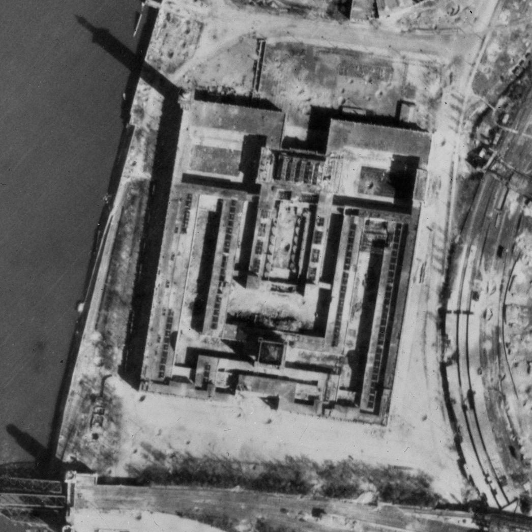 Vergrößerter Ausschnitt der Aufnahme der alliierten Luftaufklärung, 11. April 1944. Wo genau sich die im Oktober 1944 zerstörten Unterkünfte für die Häftlinge auf dem Messegelände befanden, ist unklar.