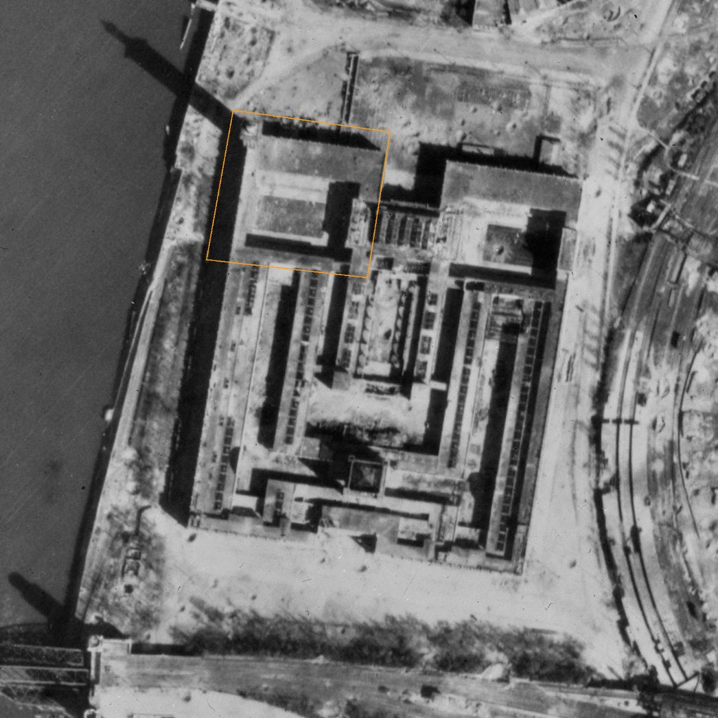 Vergrößerter Ausschnitt der Aufnahme der alliierten Luftaufklärung, 11. April 1945. Markiert ist die nordwestlich gelegene Kongresshalle, in der die Häftlinge untergebracht waren, mit dem angrenzenden Hof und dem Messeturm.