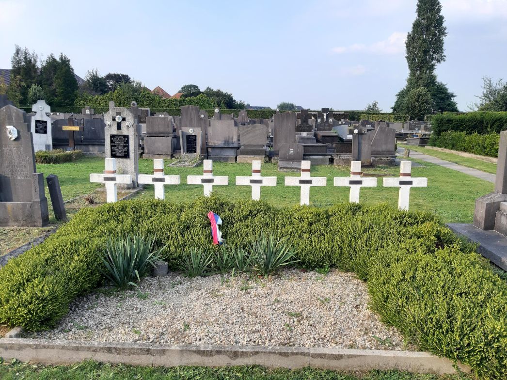 Grab der vor Ort ums Leben gekommenen Häftlinge auf dem Gemeindefriedhof in Kortemark, 2021