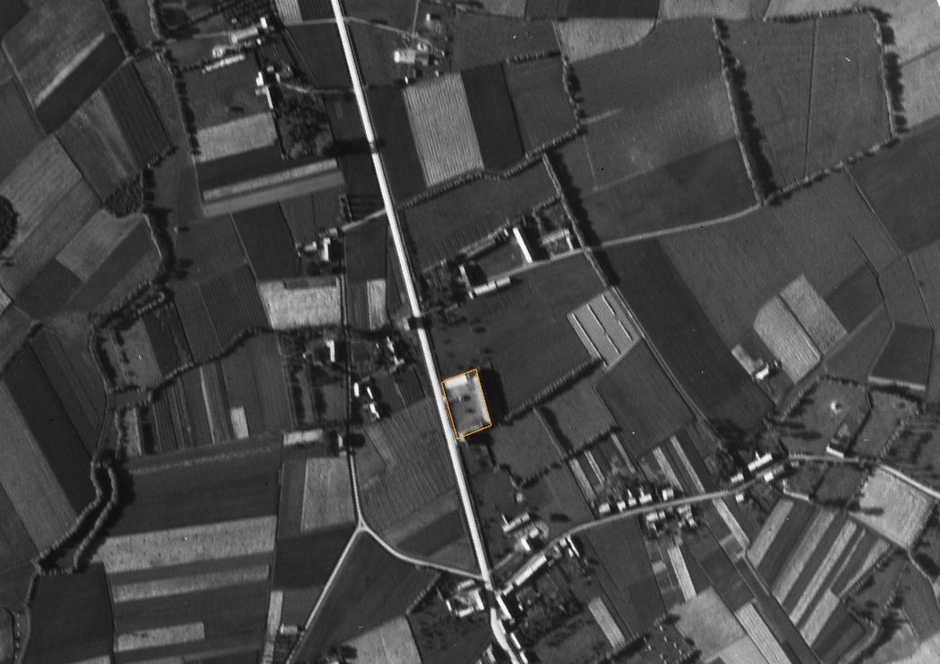 Der Ortsteil Markhove in Kortemark (Flandern). Aufnahme der alliierten Luftaufklärung, 16. Juli 1944 (Ausschnitt). Markiert ist der Schulgebäudekomplex, in dem die Häftlinge untergebracht waren.