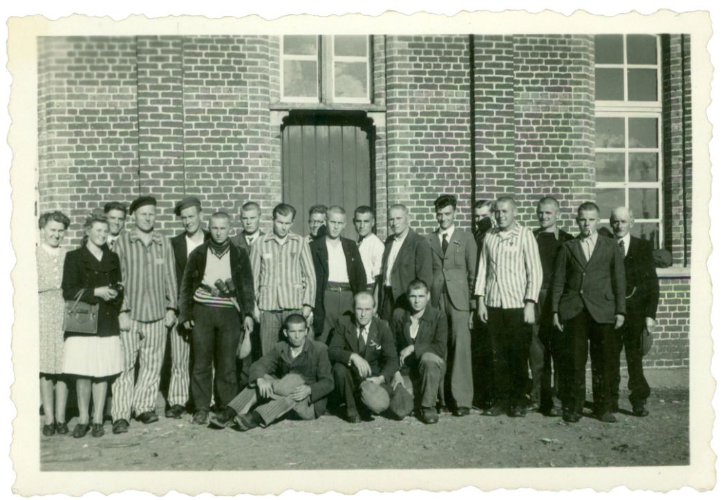 Treffen von in Kortemark untergetauchten ehemaligen Häftlingen der SS-Baubrigade I mit Einwohnerinnen und Einwohnern der Gemeinde, vermutlich November 1944