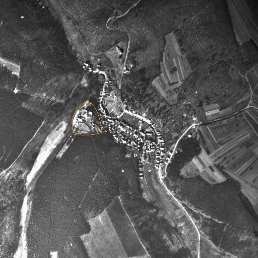 Das Schloss (markiert) und die Gemeinde Kransberg. Aufnahme der alliierten Luftaufklärung, 15. März 1945 (Ausschnitt)