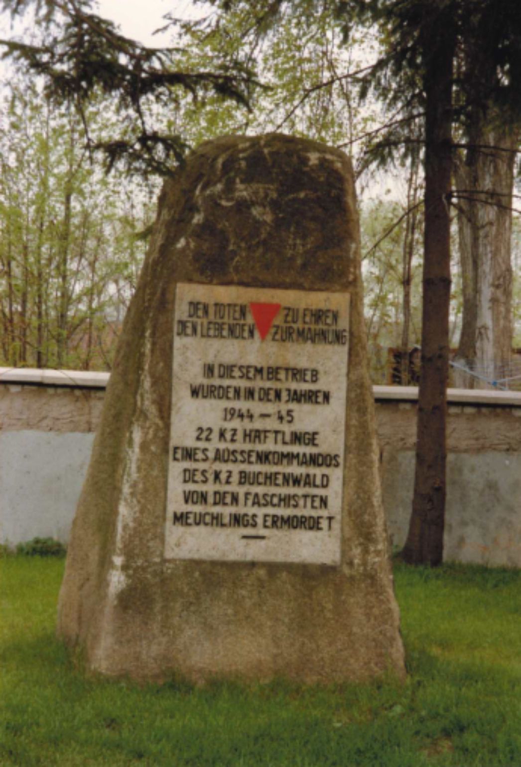 Der Gedenkstein auf dem ehemaligen Werksgelände, 1990er-Jahre. Die dort genannte Zahl von 22 Todesopfern bezieht sich auf Angaben des 1949 vom Internationalen Lagerkomitee veröffentlichten Berichts „Konzentrationslager Buchenwald“. 