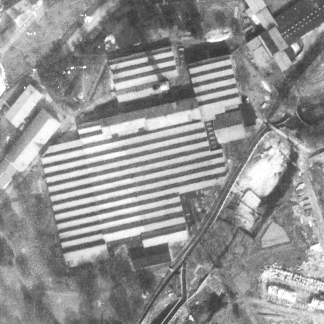 Das Gelände des Junkerswerks. Vergrößerter Ausschnitt einer Aufnahme der alliierten Luftaufklärung vom 31. März 1945. Zu sehen ist das Fabrikgebäude, in dem die meisten Häftlinge untergebracht waren. Die Baracken, die als weitere Unterkunft für Häftlinge dienten, konnten bisher nicht identifiziert werden.