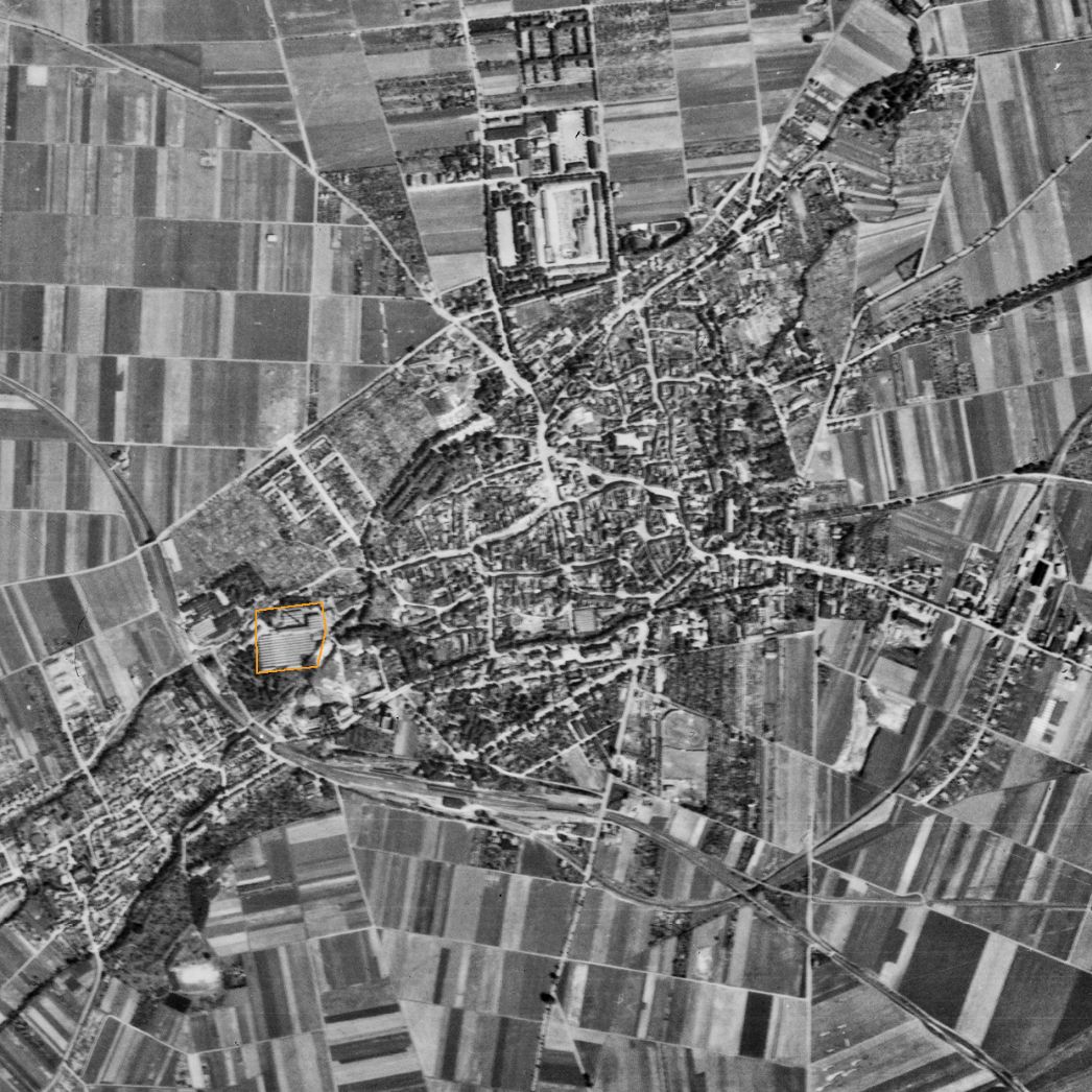 Die Gemeinde Langensalza. Aufnahme der alliierten Luftaufklärung, 22. Juli 1945. Am westlichen Stadtrand befand sich das Junkerswerk (markiert), in dem die Häftlinge eingesetzt wurden.